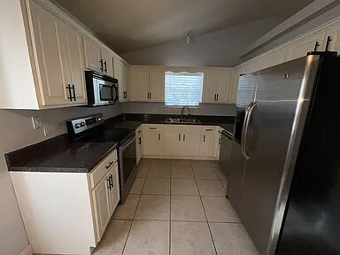 Building Photo - 800 E Baars St