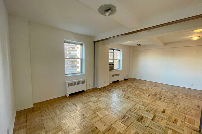 Building Photo - 550 Grand St