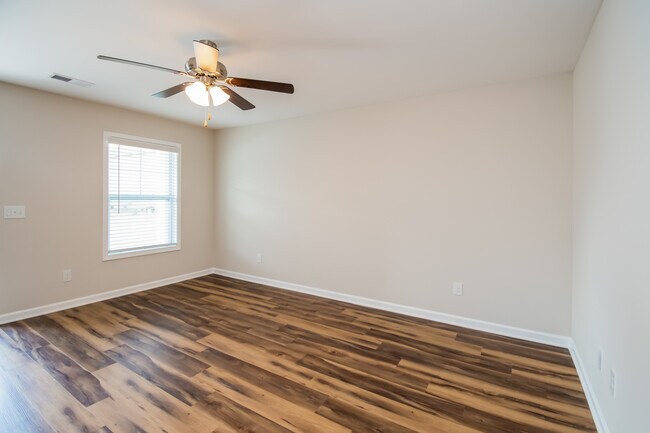 Foto del edificio - 925 Dawsons Park Wy