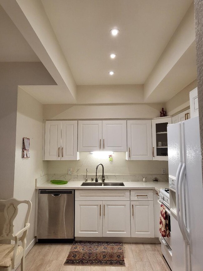 Building Photo - 5420 Sylmar Ave