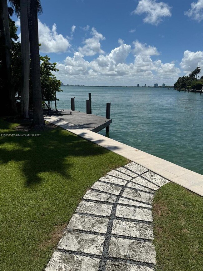 Foto del edificio - 6500 N Bay Rd