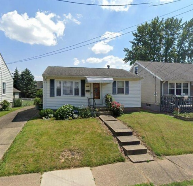 Building Photo - 735 Vogel Ave NE