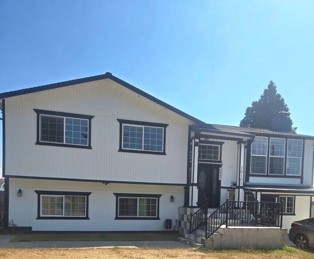 Primary Photo - Kent community 3 bedroom 1.5 bath upstairs...