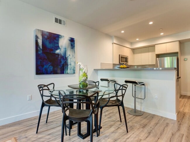 Foto del edificio - 338 Mariposa Ave