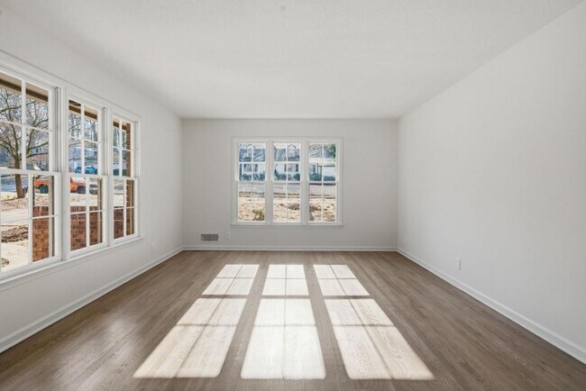 Building Photo - 2751 Cedarbrook Dr