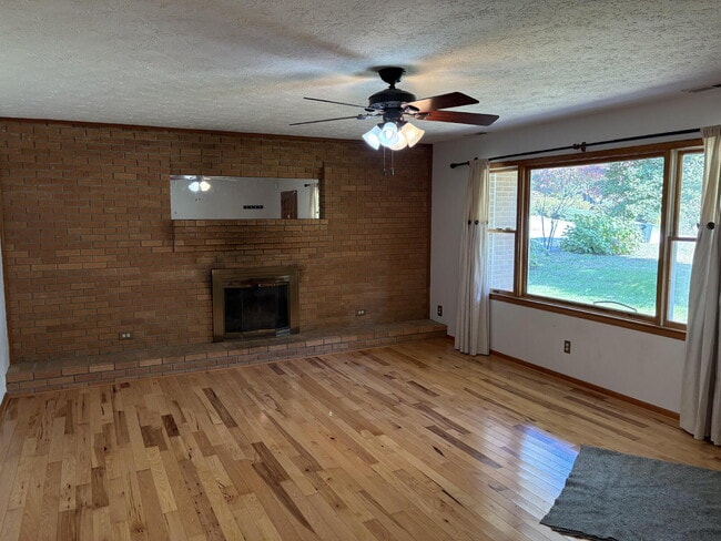 Building Photo - Great Family Home for Rent in Henderson Co...