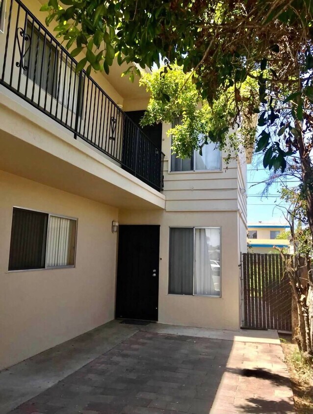 Upstairs unit - 4068 Oakcrest Dr
