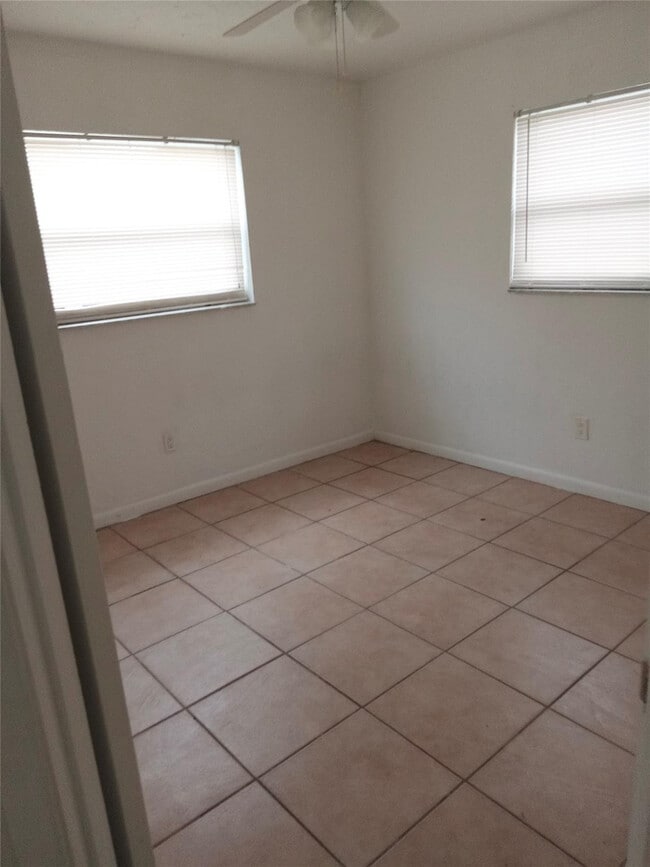 Building Photo - 1805 Douglas St S