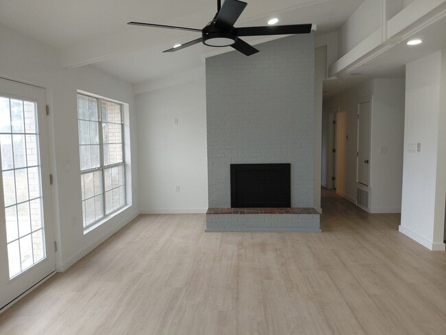 Building Photo - 3/2/2 Newly remodeled home with new appliance, flooring and much more!