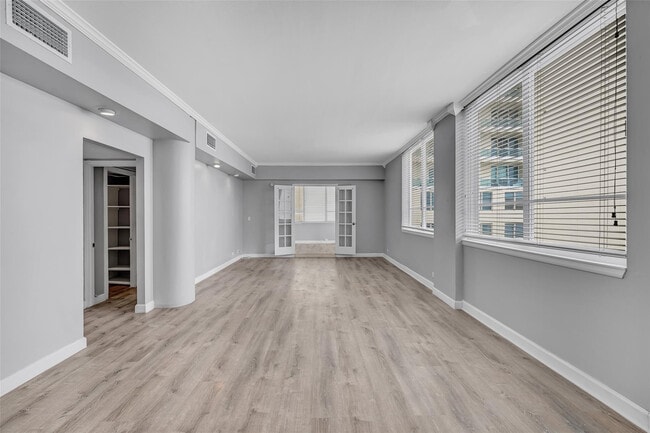 Building Photo - 5005 Collins Ave