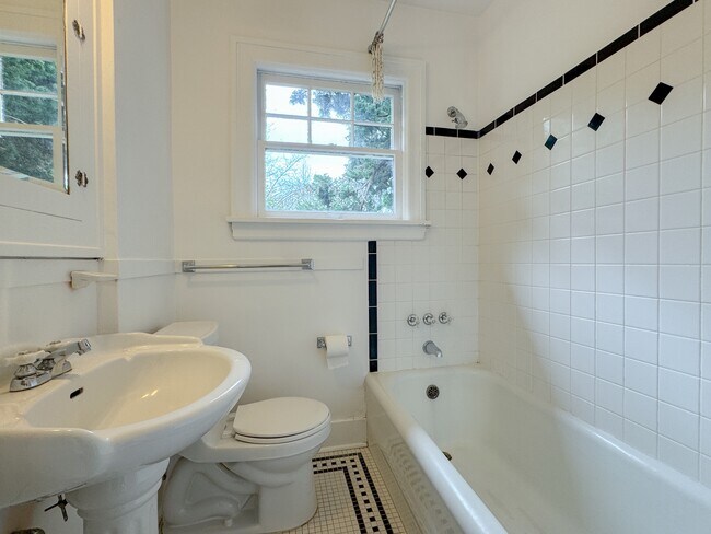 Foto del edificio - 1537 Valentine Pl S