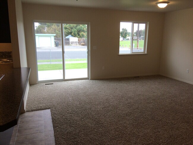 Foto del edificio - Large 2 Bedroom, 2 Bath Duplex