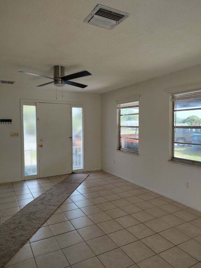 Building Photo - 2 Bedroom, 1 bath, freshly painted, new appliances