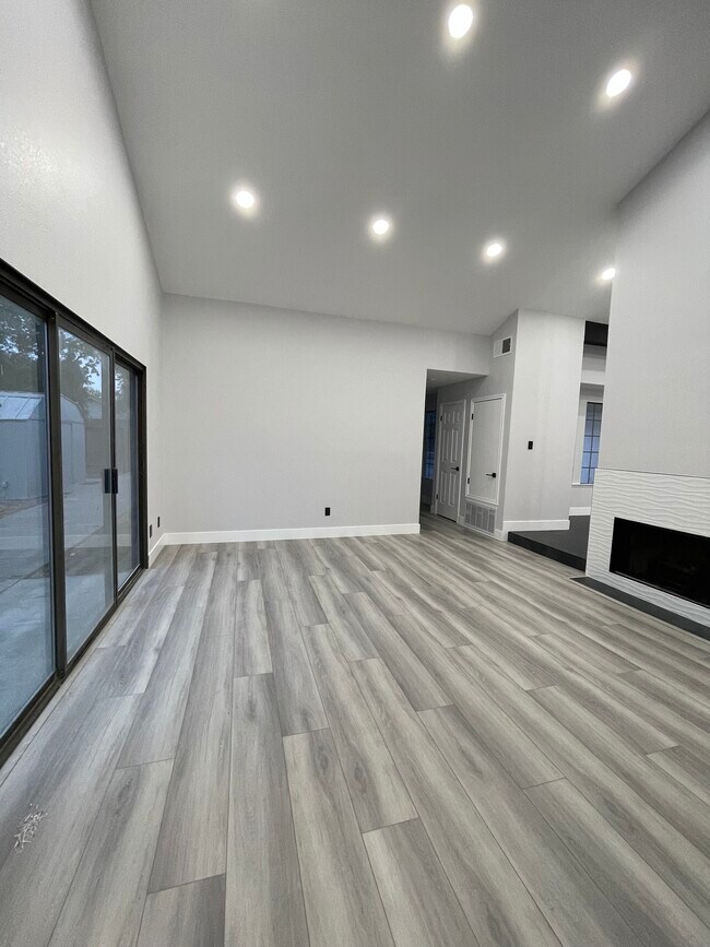 Building Photo - 515 Loma Verde Dr