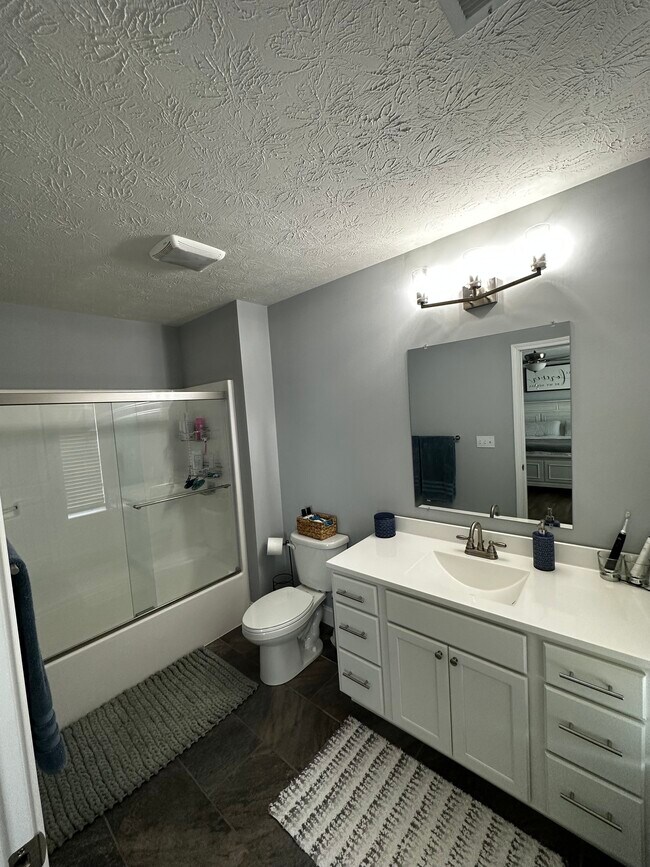 Foto del edificio - 2024 Mountain Ash Ln