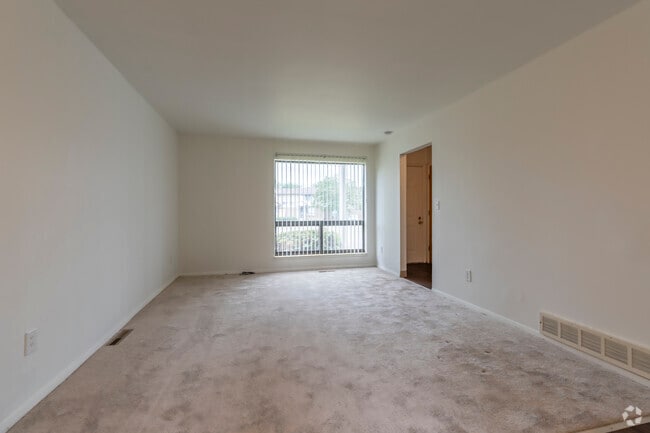 3BR, 1.5BA - 1,125SF - Living/Dining Room - Oak Meadows
