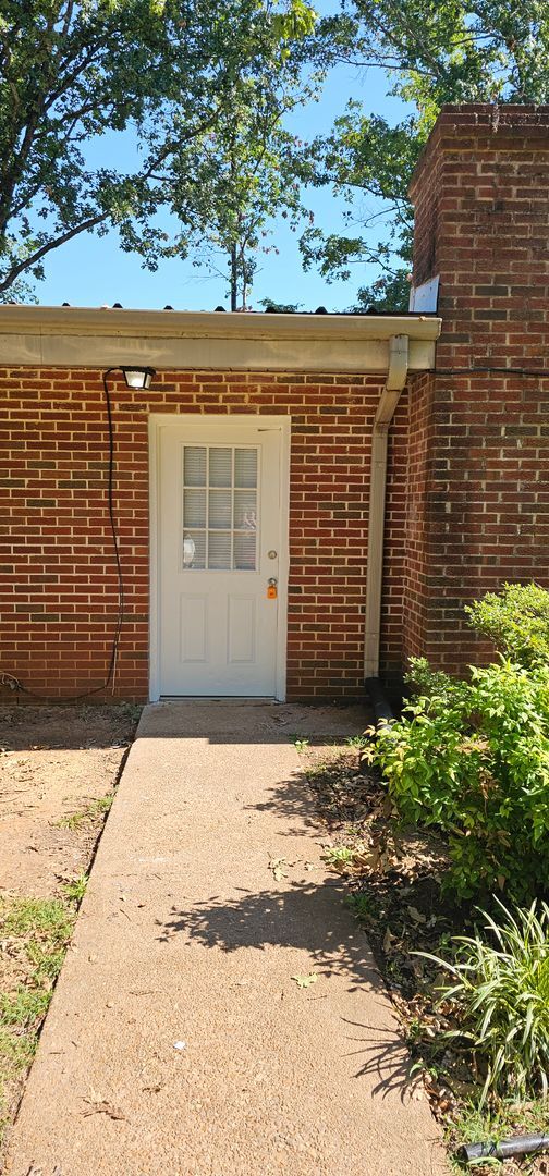 Building Photo - 2 Bed 1 Bath Unit