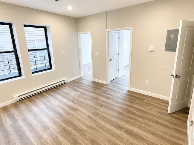 Foto del edificio - 383-385-385 Avon Ave