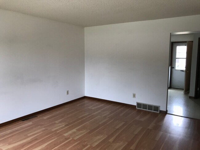 Foto del edificio - 2 Bedroom/1.5 Bathroom in Iowa City near Kinnick! Available Now!
