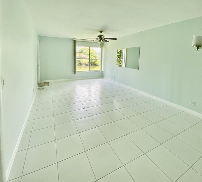 Foto del edificio - 12023 W Greenway Dr