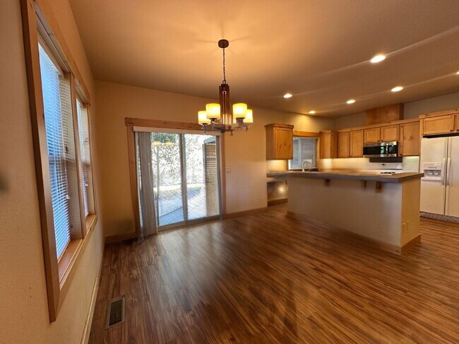 Foto del edificio - 2737 NW Skyliners Rd