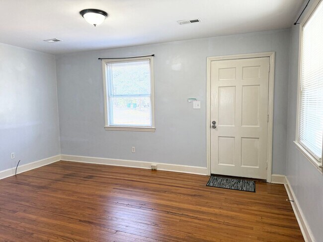 Foto del edificio - Charming 2 Bedroom Home With Spacious Yard!