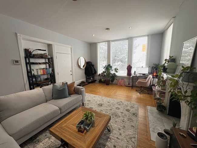 Building Photo - Stuning 2 Bedroom Main Floor in 8 Plex