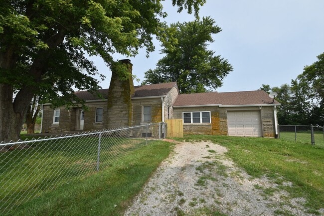 Building Photo - 3 Bedroom Home in the Country