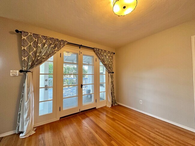 Building Photo - Two bedroom home with hardwood flooring throughout!