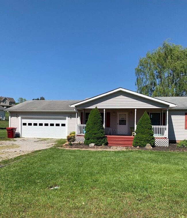 Building Photo - 1302 Sandy Cir