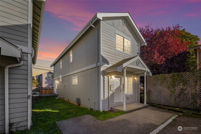 Foto del edificio - Spacious 3-Bedroom - Modern Comfort and St...