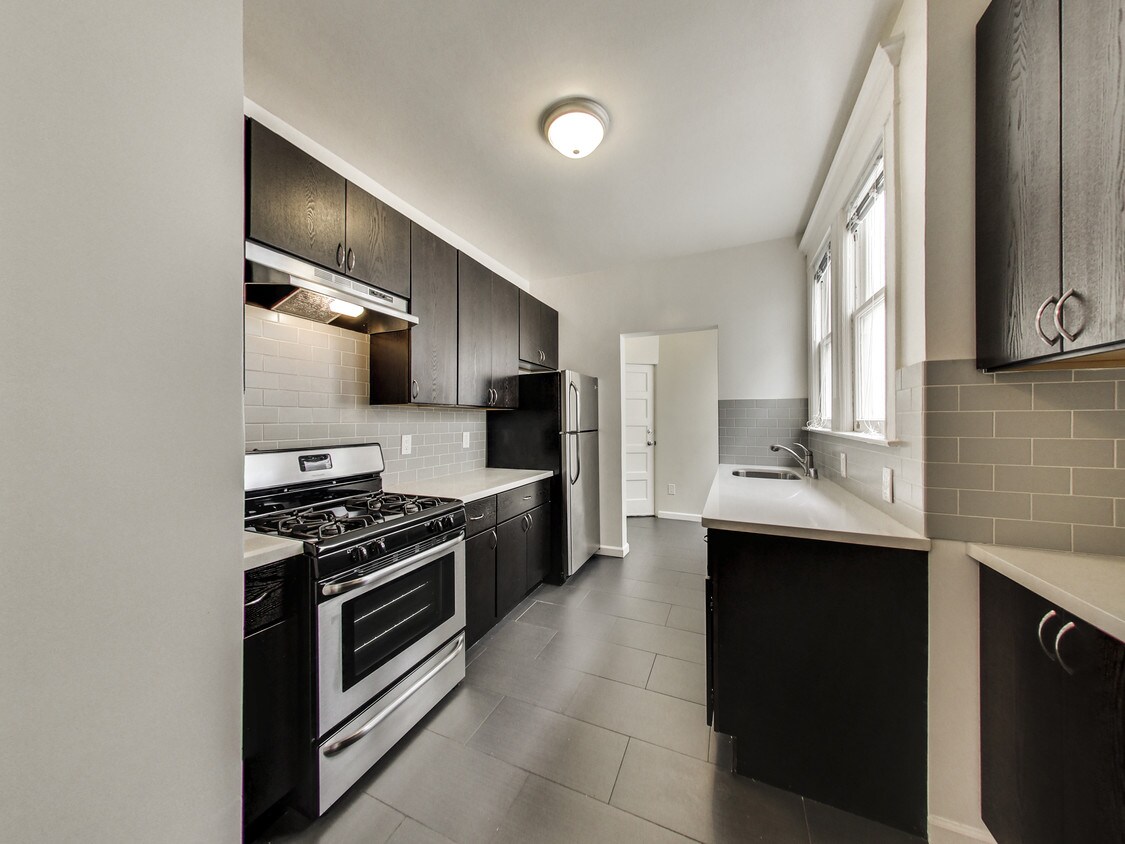 Primary Photo - 1516 Larkin St