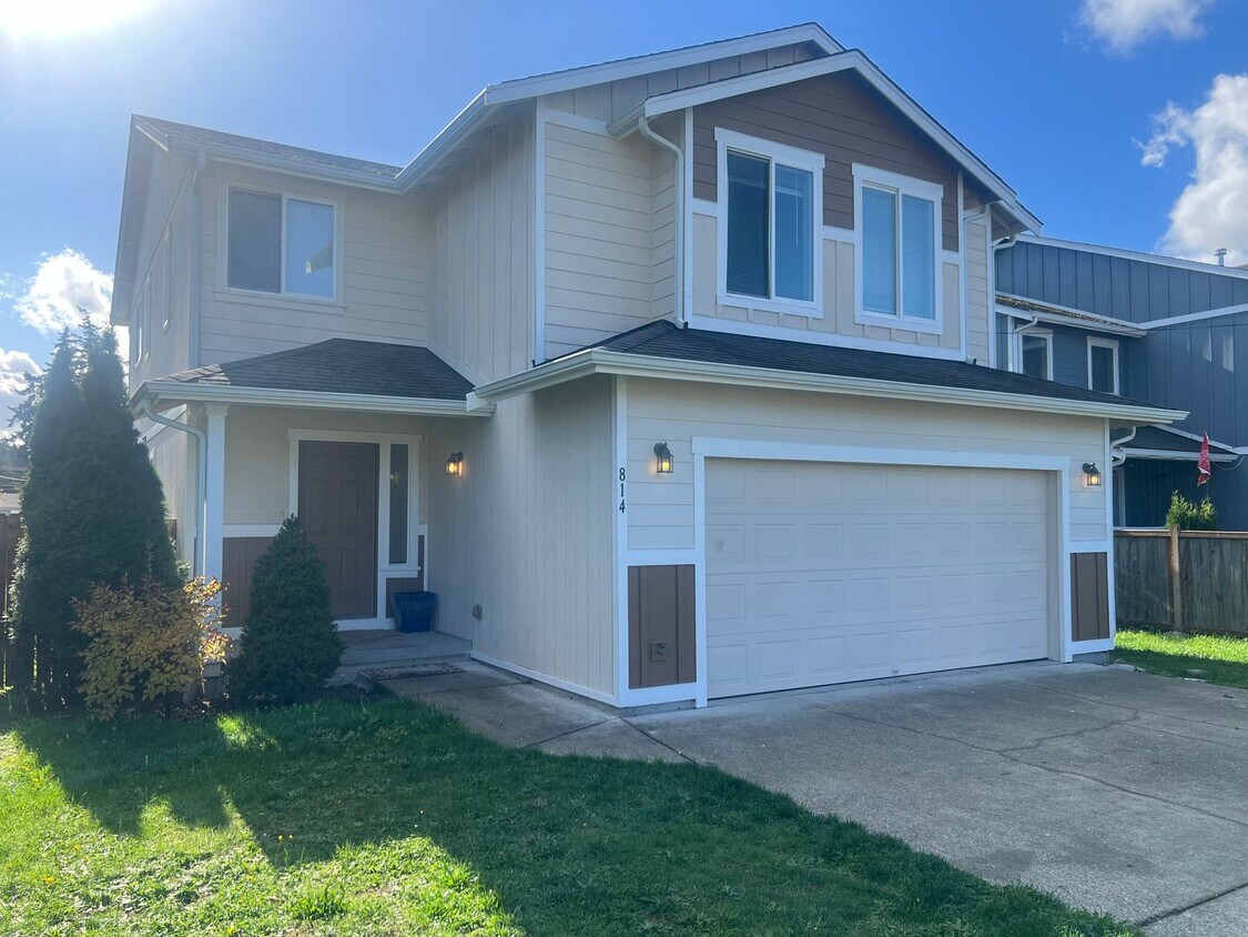 Foto principal - Application Pending - Nicely Renewed 4 bed 2.5 bath 2,050 sqft Home for Rent