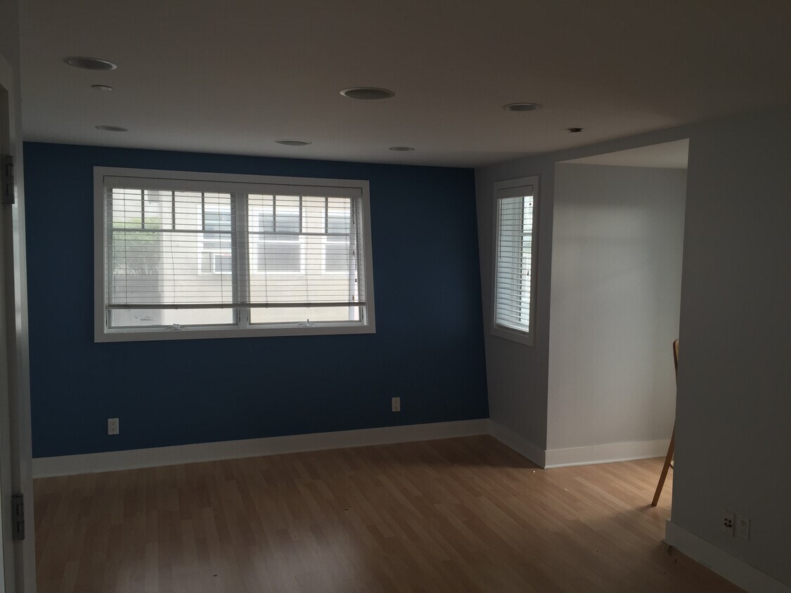 Living Area - 121 31st Pl