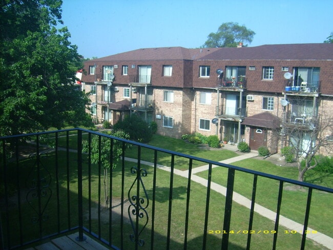 Building Photo - 107 E Dundee Rd