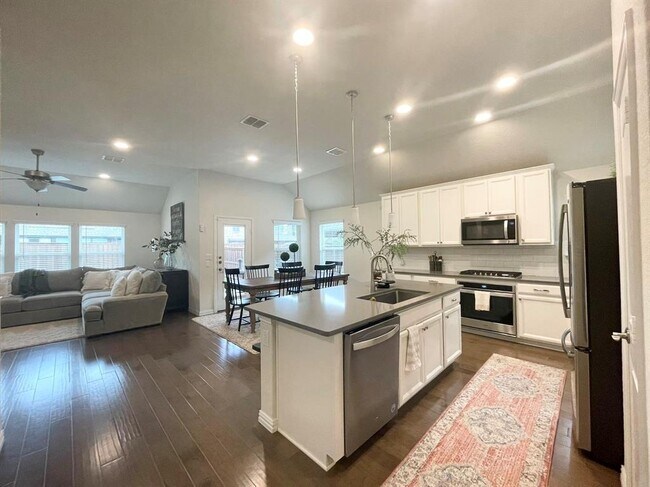 Foto del edificio - 430 Camille Crossing