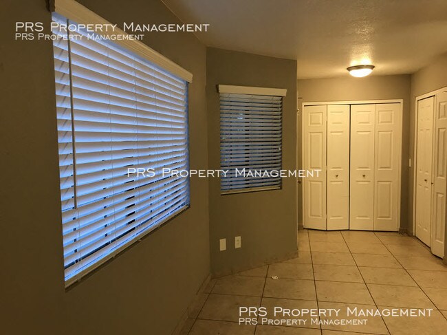 Building Photo - 925 S Longmore