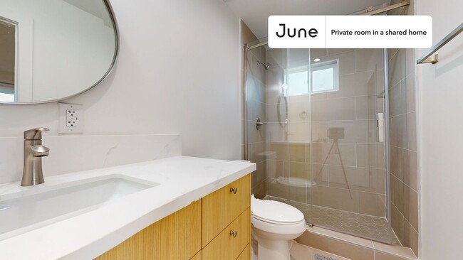 Building Photo - Private bedroom in 5 bed/5 bath Home