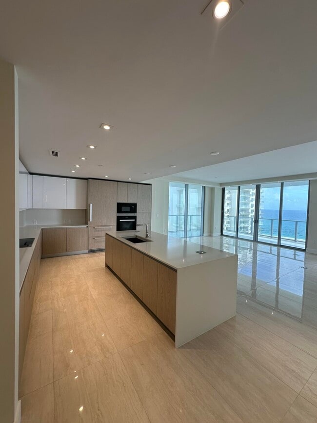 Building Photo - 3100 N Ocean Dr