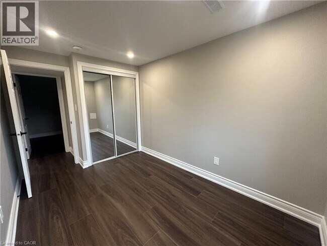 Photo du bâtiment - 61 Anderson Rd