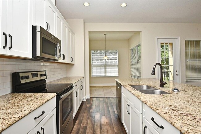 Building Photo - 2120 Lobelia Dr
