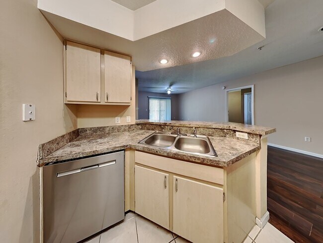 Foto del edificio - 814 Crest Pines Dr