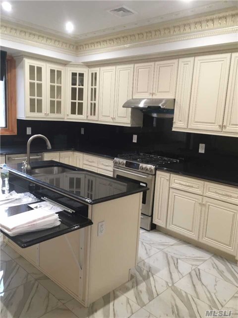 Foto del edificio - 102-55 63rd Rd