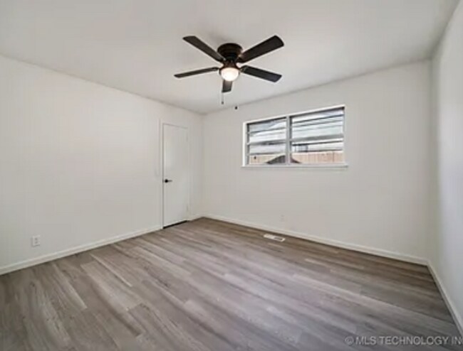 Foto del edificio - Charming 3-Bedroom Home with Spacious Yard in Prime Tulsa Location
