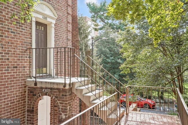 Foto del edificio - 4305 Massachusetts Ave NW