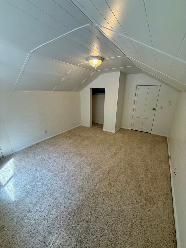 Building Photo - 3 bed 1 one bath house with yard