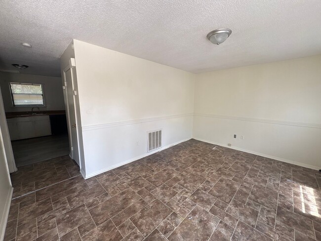 Building Photo - 131 Carriage Pl