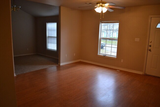 Building Photo - 3 Bedroom 2 Bath North Waco