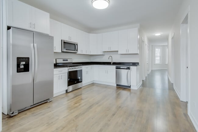 Building Photo - 2842 N Avers Ave