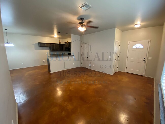 Building Photo - Move in Special!! 3br 2ba duplex with 2 ca...